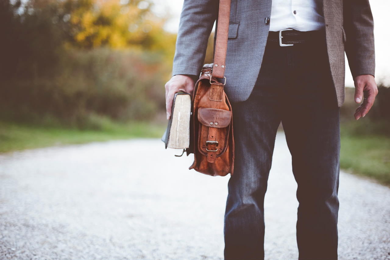 man met boek studeren werken